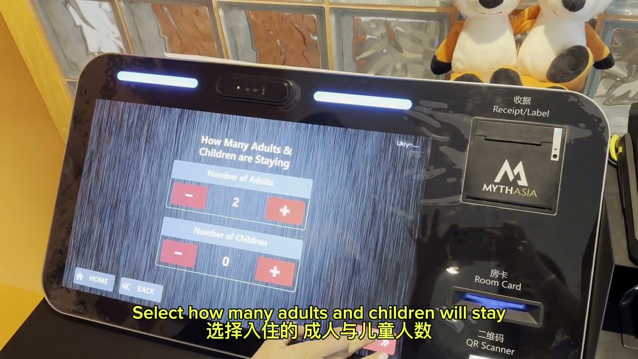 جهاز MythAsia لتسجيل الوصول الذاتي في منطقة وصول حقيقية داخل فندق